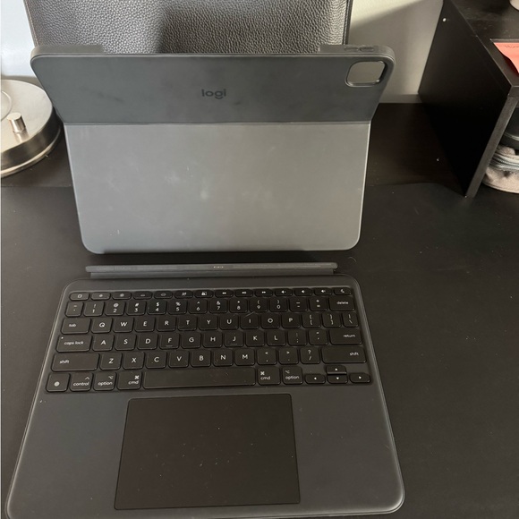 Logitech Combo Touch Keyboard Case with Trackpad for iPad Pro 13" - Picture 2 of 5